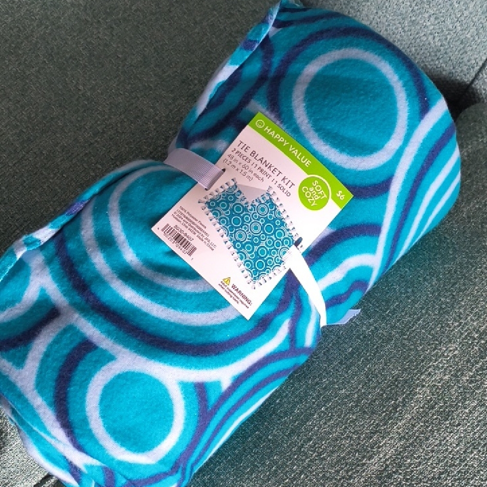 Blue Circular Pattern Blanket Kit